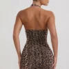 Alena – sukienka mini z marszczonym dekoltem halter w panterkę Alena – sukienka mini z marszczonym dekoltem halter w panterkę