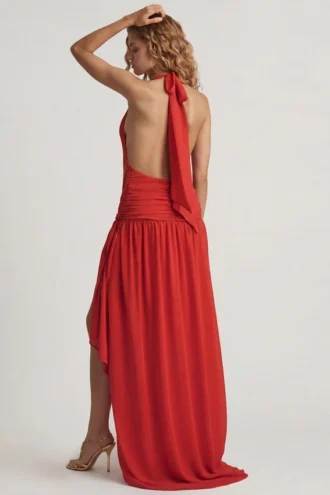 Asymetryczna sukienka Maxi Oliana z wiązaniem na szyi w kolorze chili red Asymetryczna sukienka Maxi Oliana z wiązaniem na szyi w kolorze chili red
