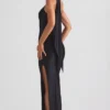 Asymetryczna sukienka Maxi Sheril z detalem w postaci szalika w kolorze czarnym Asymetryczna sukienka Maxi Sheril z detalem w postaci szalika w kolorze czarnym