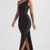 Asymetryczna sukienka Maxi Sheril z detalem w postaci szalika w kolorze czarnym Asymetryczna sukienka Maxi Sheril z detalem w postaci szalika w kolorze czarnym