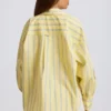 Bawełniana koszula oversize w paski z popeliny w żółte paski Bawełniana koszula oversize w paski z popeliny w żółte paski