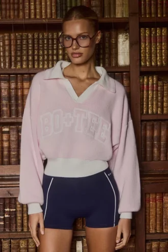 Bawełniany sweter oversize z dekoltem w serek w kolorze pudrowego różu