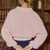 Bawełniany sweter oversize z dekoltem w serek w kolorze pudrowego różu Bawełniany sweter oversize z dekoltem w serek w kolorze pudrowego różu