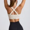 Bezszwowy biustonosz sportowy Super Sculpt z krzyżującymi się na plecach ramiączkami w kolorze białym Bezszwowy biustonosz sportowy Super Sculpt z krzyżującymi się na plecach ramiączkami w kolorze białym