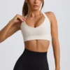 Bezszwowy biustonosz sportowy Super Sculpt z krzyżującymi się na plecach ramiączkami w kolorze białym Bezszwowy biustonosz sportowy Super Sculpt z krzyżującymi się na plecach ramiączkami w kolorze białym