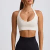 Bezszwowy biustonosz sportowy Super Sculpt z krzyżującymi się na plecach ramiączkami w kolorze białym Bezszwowy biustonosz sportowy Super Sculpt z krzyżującymi się na plecach ramiączkami w kolorze białym