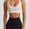 Bezszwowy biustonosz sportowy Super Sculpt z krzyżującymi się na plecach ramiączkami w kolorze białym Bezszwowy biustonosz sportowy Super Sculpt z krzyżującymi się na plecach ramiączkami w kolorze białym