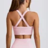 Bezszwowy biustonosz sportowy Super Sculpt z krzyżującymi się na plecach ramiączkami w kolorze pudrowego różu Bezszwowy biustonosz sportowy Super Sculpt z krzyżującymi się na plecach ramiączkami w kolorze pudrowego różu