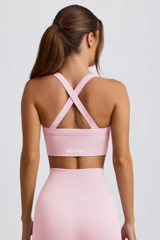 Bezszwowy biustonosz sportowy Super Sculpt z krzyżującymi się na plecach ramiączkami w kolorze pudrowego różu Bezszwowy biustonosz sportowy Super Sculpt z krzyżującymi się na plecach ramiączkami w kolorze pudrowego różu