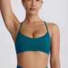Bezszwowy biustonosz sportowy Super Sculpt z krzyżującymi się na plecach ramiączkami w kolorze turkusowym Bezszwowy biustonosz sportowy Super Sculpt z krzyżującymi się na plecach ramiączkami w kolorze turkusowym
