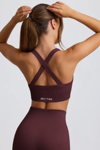 Bezszwowy biustonosz sportowy Super Sculpt z krzyżującymi się ramiączkami na plecach w kolorze bordowym Bezszwowy biustonosz sportowy Super Sculpt z krzyżującymi się ramiączkami na plecach w kolorze bordowym