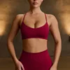 Bezszwowy biustonosz sportowy Super Sculpt z krzyżującymi się ramiączkami na plecach w kolorze bordowym Bezszwowy biustonosz sportowy Super Sculpt z krzyżującymi się ramiączkami na plecach w kolorze bordowym