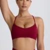 Bezszwowy biustonosz sportowy Super Sculpt z krzyżującymi się ramiączkami na plecach w kolorze bordowym Bezszwowy biustonosz sportowy Super Sculpt z krzyżującymi się ramiączkami na plecach w kolorze bordowym