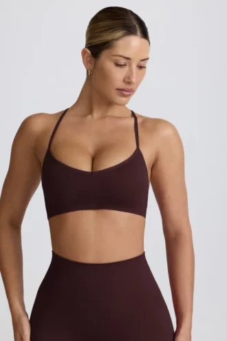Bezszwowy biustonosz sportowy Super Sculpt z krzyżującymi się ramiączkami na plecach w kolorze czekoladowym Bezszwowy biustonosz sportowy Super Sculpt z krzyżującymi się ramiączkami na plecach w kolorze czekoladowym