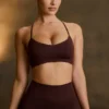 Bezszwowy biustonosz sportowy Super Sculpt z krzyżującymi się ramiączkami na plecach w kolorze czekoladowym Bezszwowy biustonosz sportowy Super Sculpt z krzyżującymi się ramiączkami na plecach w kolorze czekoladowym
