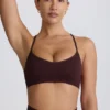 Bezszwowy biustonosz sportowy Super Sculpt z krzyżującymi się ramiączkami na plecach w kolorze czekoladowym Bezszwowy biustonosz sportowy Super Sculpt z krzyżującymi się ramiączkami na plecach w kolorze czekoladowym