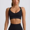 Bezszwowy biustonosz sportowy Super Sculpt z krzyżującymi się ramiączkami w kolorze czarnym Bezszwowy biustonosz sportowy Super Sculpt z krzyżującymi się ramiączkami w kolorze czarnym