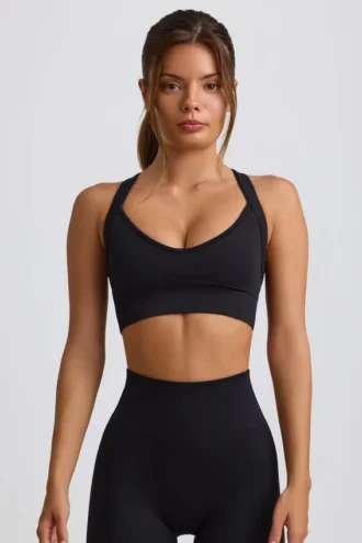 Bezszwowy biustonosz sportowy Super Sculpt z krzyżującymi się ramiączkami w kolorze czarnym Bezszwowy biustonosz sportowy Super Sculpt z krzyżującymi się ramiączkami w kolorze czarnym