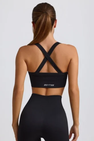 Bezszwowy biustonosz sportowy Super Sculpt z krzyżującymi się ramiączkami w kolorze czarnym Bezszwowy biustonosz sportowy Super Sculpt z krzyżującymi się ramiączkami w kolorze czarnym