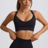 Bezszwowy biustonosz sportowy Super Sculpt z krzyżującymi się ramiączkami w kolorze czarnym Bezszwowy biustonosz sportowy Super Sculpt z krzyżującymi się ramiączkami w kolorze czarnym