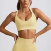 Bezszwowy biustonosz sportowy Super Sculpt z krzyżującymi się ramiączkami w kolorze maślanożółtym Bezszwowy biustonosz sportowy Super Sculpt z krzyżującymi się ramiączkami w kolorze maślanożółtym
