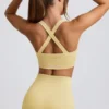 Bezszwowy biustonosz sportowy Super Sculpt z krzyżującymi się ramiączkami w kolorze maślanożółtym Bezszwowy biustonosz sportowy Super Sculpt z krzyżującymi się ramiączkami w kolorze maślanożółtym