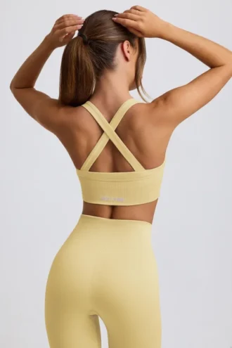 Bezszwowy biustonosz sportowy Super Sculpt z krzyżującymi się ramiączkami w kolorze maślanożółtym Bezszwowy biustonosz sportowy Super Sculpt z krzyżującymi się ramiączkami w kolorze maślanożółtym