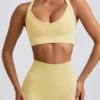 Bezszwowy biustonosz sportowy Super Sculpt z krzyżującymi się ramiączkami w kolorze maślanożółtym Bezszwowy biustonosz sportowy Super Sculpt z krzyżującymi się ramiączkami w kolorze maślanożółtym
