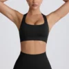 Bezszwowy biustonosz sportowy Super Sculpt z tyłem w kształcie litery T w kolorze czarnym Bezszwowy biustonosz sportowy Super Sculpt z tyłem w kształcie litery T w kolorze czarnym