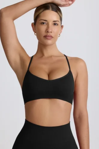 Bezszwowy stanik sportowy Super Sculpt z krzyżującymi się ramiączkami na plecach w kolorze czarnym Bezszwowy stanik sportowy Super Sculpt z krzyżującymi się ramiączkami na plecach w kolorze czarnym