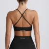 Bezszwowy stanik sportowy Super Sculpt z krzyżującymi się ramiączkami na plecach w kolorze czarnym Bezszwowy stanik sportowy Super Sculpt z krzyżującymi się ramiączkami na plecach w kolorze czarnym