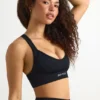 Bezszwowy stanik sportowy Super Sculpt z krzyżującymi się ramiączkami na plecach w kolorze czarnym Bezszwowy stanik sportowy Super Sculpt z krzyżującymi się ramiączkami na plecach w kolorze czarnym