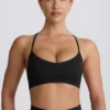 Bezszwowy stanik sportowy Super Sculpt z krzyżującymi się ramiączkami na plecach w kolorze czarnym Bezszwowy stanik sportowy Super Sculpt z krzyżującymi się ramiączkami na plecach w kolorze czarnym