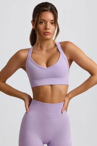 Bezszwowy stanik sportowy Super Sculpt z krzyżującymi się ramiączkami na plecach w kolorze delikatnego bzu Bezszwowy stanik sportowy Super Sculpt z krzyżującymi się ramiączkami na plecach w kolorze delikatnego bzu