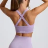 Bezszwowy stanik sportowy Super Sculpt z krzyżującymi się ramiączkami na plecach w kolorze delikatnego bzu Bezszwowy stanik sportowy Super Sculpt z krzyżującymi się ramiączkami na plecach w kolorze delikatnego bzu