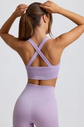 Bezszwowy stanik sportowy Super Sculpt z krzyżującymi się ramiączkami na plecach w kolorze delikatnego bzu Bezszwowy stanik sportowy Super Sculpt z krzyżującymi się ramiączkami na plecach w kolorze delikatnego bzu
