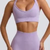 Bezszwowy stanik sportowy Super Sculpt z krzyżującymi się ramiączkami na plecach w kolorze delikatnego bzu Bezszwowy stanik sportowy Super Sculpt z krzyżującymi się ramiączkami na plecach w kolorze delikatnego bzu