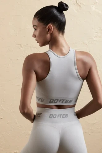 Bezszwowy top z tyłu w stylu racerback w kolorze srebrnym Bezszwowy top z tyłu w stylu racerback w kolorze srebrnym