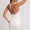 Biała mini sukienka Kendall z winylu, wiązana z tyłu, z okrągłym dekoltem Biała mini sukienka Kendall z winylu, wiązana z tyłu, z okrągłym dekoltem