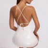 Biała mini sukienka Kendall z winylu, wiązana z tyłu, z okrągłym dekoltem Biała mini sukienka Kendall z winylu, wiązana z tyłu, z okrągłym dekoltem