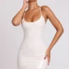 Biała mini sukienka Kendall z winylu, wiązana z tyłu, z okrągłym dekoltem Biała mini sukienka Kendall z winylu, wiązana z tyłu, z okrągłym dekoltem