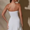 Biała mini sukienka z dekoltem bandeau marki Brielle
