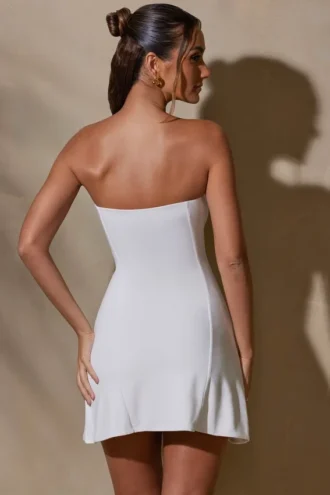 Biała mini sukienka z dekoltem bandeau marki Brielle Biała mini sukienka z dekoltem bandeau marki Brielle