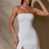 Biała mini sukienka z dekoltem bandeau marki Brielle