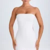 Biała sukienka bandeau Misa z falbanami i wycięciami Biała sukienka bandeau Misa z falbanami i wycięciami