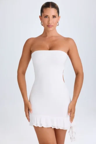 Biała sukienka bandeau Misa z falbanami i wycięciami Biała sukienka bandeau Misa z falbanami i wycięciami