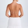 Biała sukienka bandeau Misa z falbanami i wycięciami Biała sukienka bandeau Misa z falbanami i wycięciami