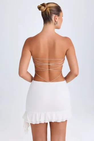 Biała sukienka bandeau Misa z falbanami i wycięciami Biała sukienka bandeau Misa z falbanami i wycięciami