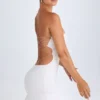 Biała sukienka bandeau Misa z falbanami i wycięciami Biała sukienka bandeau Misa z falbanami i wycięciami