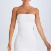 Biała sukienka bandeau Misa z falbanami i wycięciami Biała sukienka bandeau Misa z falbanami i wycięciami